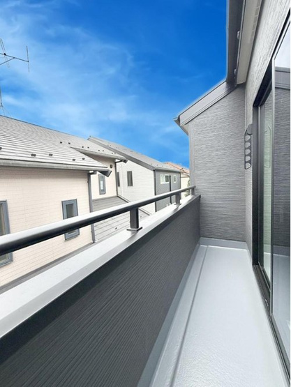 【バルコニー】 | 【Livele Garden.S】 東大和新堀第２ |  心地よい風と光を感じる、くつろぎのバルコニー