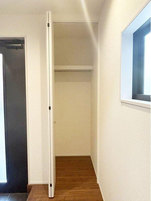 【Livele Garden.S】 東大和新堀第２の収納|玄関横には掃除機などの収納に便利な収納スペース♪
