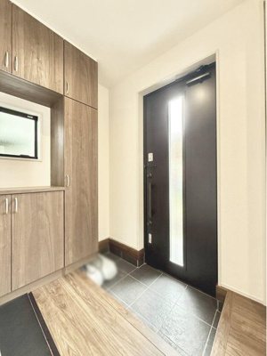 【玄関】 | 【Livele Garden.S】 東大和新堀第２ | 明るくコントラストのある、開放感と清潔感を兼ね備えた玄関。 