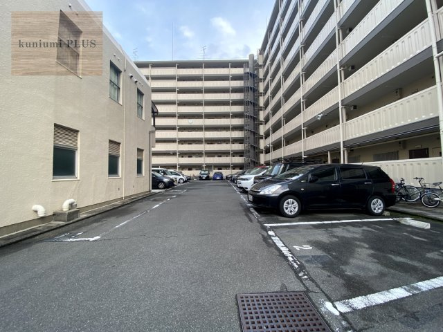 高殿コーポの駐車場