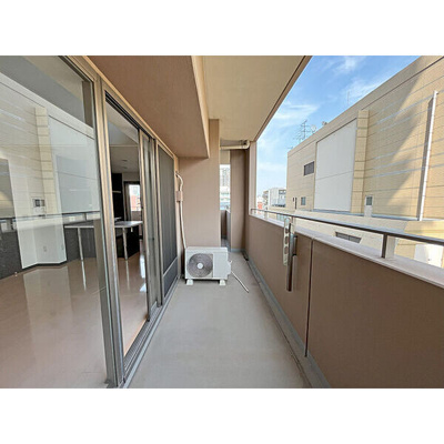 【バルコニー】 | エルザグレース堀江タワー | 洋室の掃き出し窓より出入りいただけます。