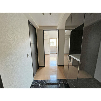 【玄関】 | エルザグレース堀江タワー | フロートタイプのシューズボックス有。玄関ドアは、ダブルロック仕様＋U字ロック付きです。