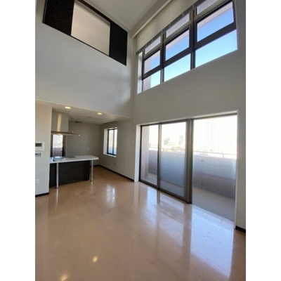 【キッチン】 | エルザグレース堀江タワー | LD部分上部は、一部吹抜けです。ハイサイドライトが設けられており、採光良し