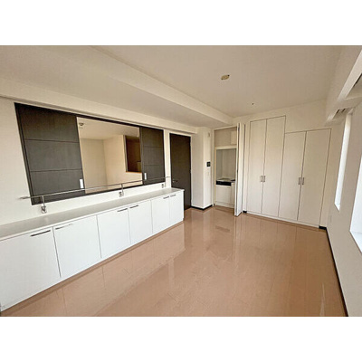 【洋室】 | エルザグレース堀江タワー | TVモニタ付きインターホン有。南側に、腰高の収納棚が設置されています。