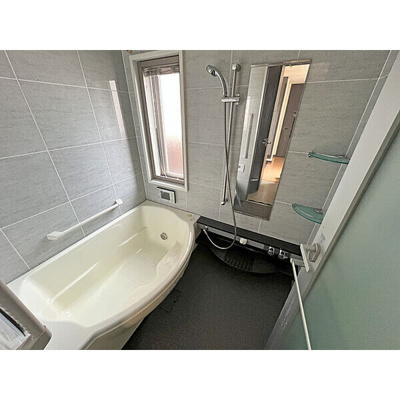 【浴室】 | エルザグレース堀江タワー | オートバス機能＋浴室暖房乾燥機＋浴室TV搭載。窓が設けられており、自然換気が可能です。