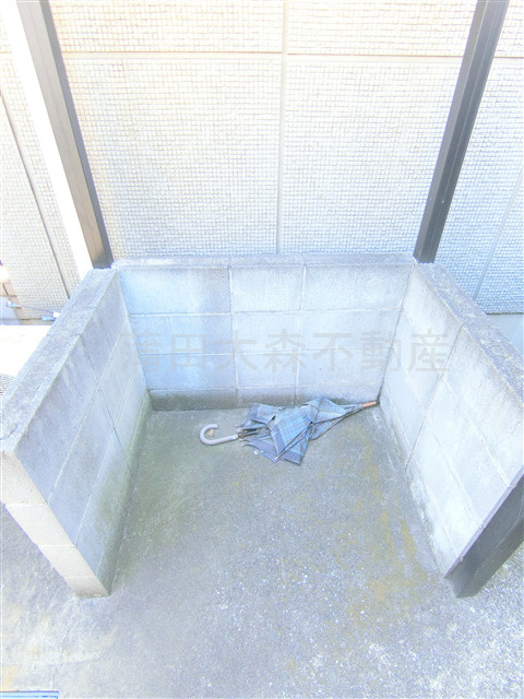 クレイドル本羽田の駐車場