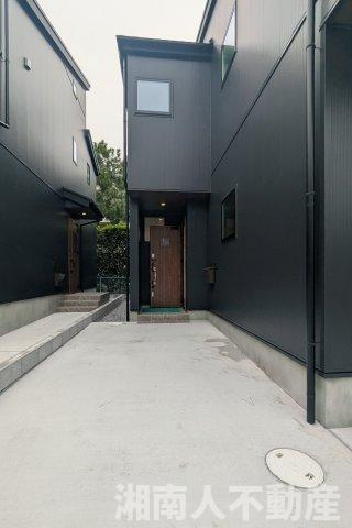 藤沢市辻堂太平台２丁目３－９新築戸建ての玄関|明るい玄関です