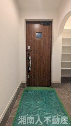 藤沢市辻堂太平台２丁目３－９新築戸建ての玄関|明るい玄関です