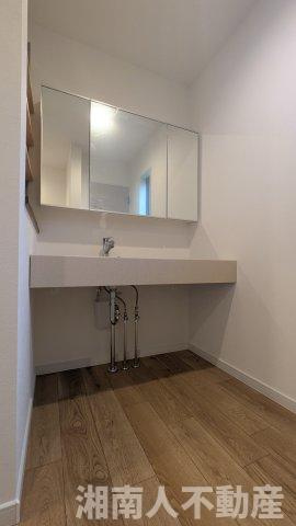 藤沢市辻堂太平台２丁目３－９新築戸建ての独立洗面台|独立洗面台あり、毎朝おしゃれに忙しい女性の方におすすめです