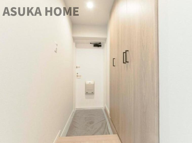 ワコーレロイヤルヒルズ横浜蒔田の玄関|玄関横には、たっぷり収納の大型シューズボックスも嬉しい設備です♪