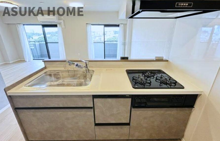 ワコーレロイヤルヒルズ横浜蒔田のキッチン|ご夫婦や親子での料理をする時間が楽しくなる使い勝手の良いワークトップ♪キッチンからの眺望も◎