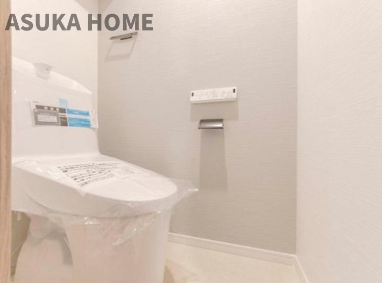 ワコーレロイヤルヒルズ横浜蒔田のトイレ|温水洗浄便座の最新トイレ設備です♪トイレ上部にはあると便利な吊戸棚を設置♪