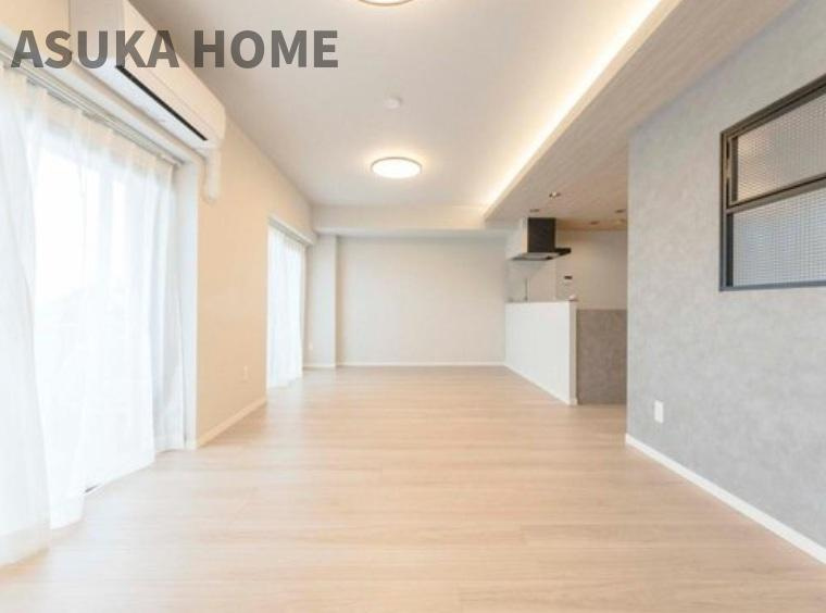 ワコーレロイヤルヒルズ横浜蒔田の居間・リビング|家族と過ごす時間を大切にしたい方にぴったりの明るくゆとりある住空間です。