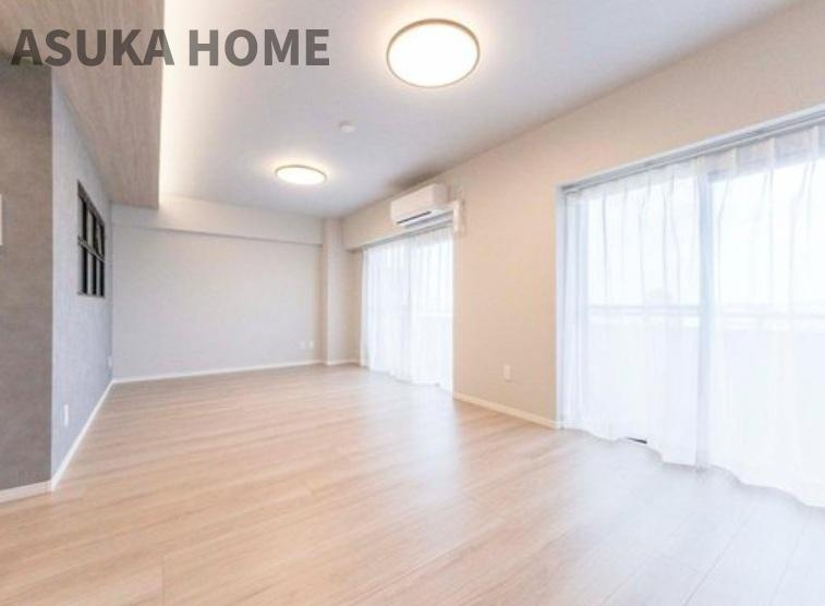 ワコーレロイヤルヒルズ横浜蒔田の居間・リビング|東向きに大きく開いた窓からは、明るい陽射しが射し込みます。
心地良いリビングには、自然と家族が集まります。