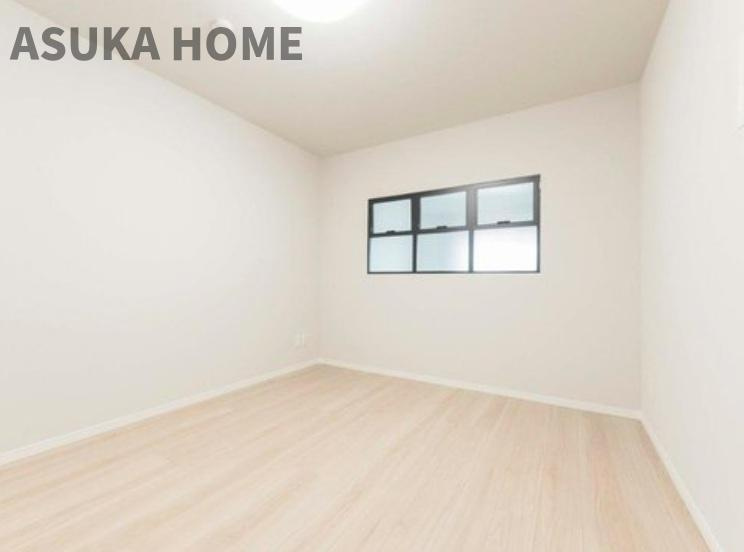 ワコーレロイヤルヒルズ横浜蒔田の洋室|リビング側に窓を設置しているので、外に面していない居室だけど採光や空気の入れ替えも◎