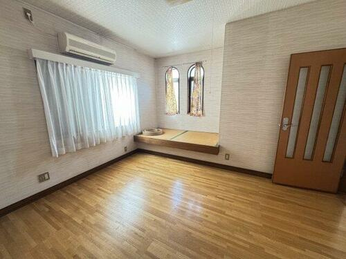 南水苑町　中古一戸建ての洋室|洋室6.0帖　小上がりの畳スペース
■物件内覧・資金計画相談・住宅ローン相談、リフォーム相談、お問合せ受付中■
※当日・翌日のご内覧、ご相談はお電話でのお問合せがスムーズです！