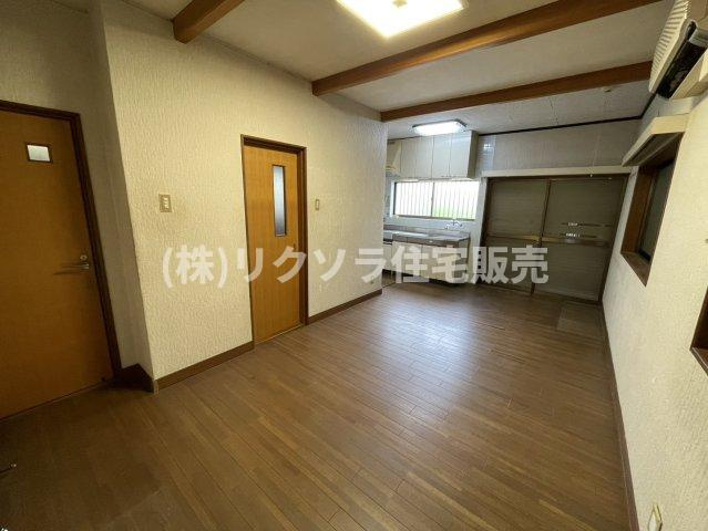 南水苑町　中古一戸建ての居間・リビング|LDK11.25帖
■物件内覧・資金計画相談・住宅ローン相談、リフォーム相談、お問合せ受付中■
※当日・翌日のご内覧、ご相談はお電話でのお問合せがスムーズです！