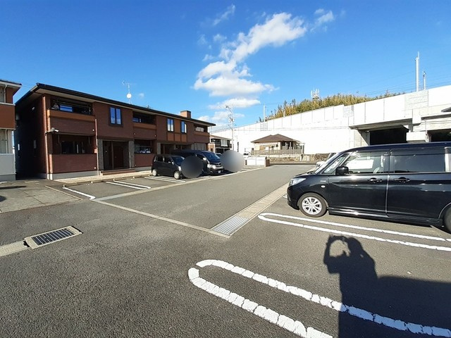 ウィングメゾンBの駐車場