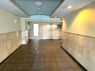 【エントランス】 | アルファグランデ行徳弐番街 | エントランスから入ると廊下を通って右手に物件の入り口があります。