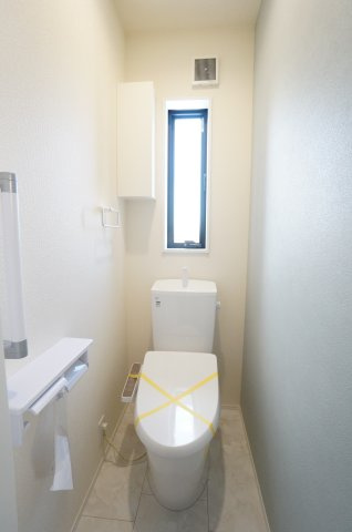 リーブルガーデン武豊町土穴　2号棟のトイレ|1階2階にトイレがあり、お掃除しやすい機能や工夫が満載。スッキリコンパクトなシャワートイレで温水洗浄便座で冬は暖かく快適です