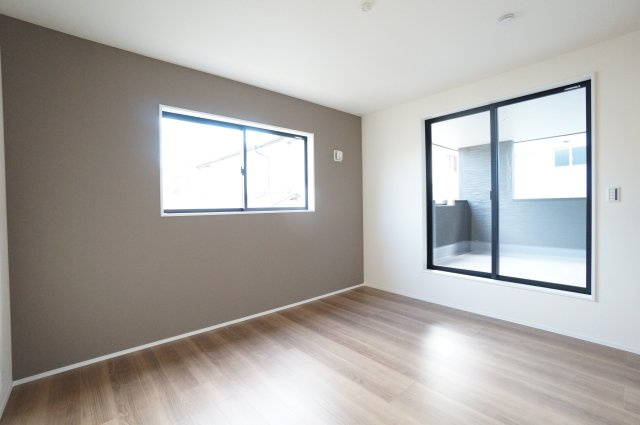 リーブルガーデン武豊町土穴　2号棟の洋室|2階7.7帖の洋室はインナーバルコニーに面した洋室