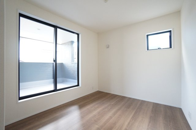 リーブルガーデン武豊町土穴　2号棟の洋室|2階5.4帖洋室はバルコニーに面した明るい居室