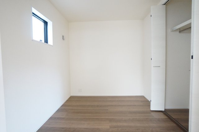 リーブルガーデン武豊町土穴　2号棟の洋室|1階リビングと繋がる4.1帖洋室。