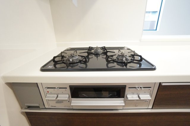 リーブルガーデン武豊町土穴　2号棟の設備|３口ガスコンロ！！水なし片面焼きグリル！熱感知機能付で安心。お手入れも楽々！！