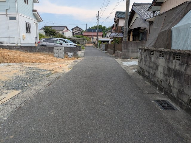 リーブルガーデン武豊町土穴　2号棟の前面道路含む現地写真|●○前面道路○●