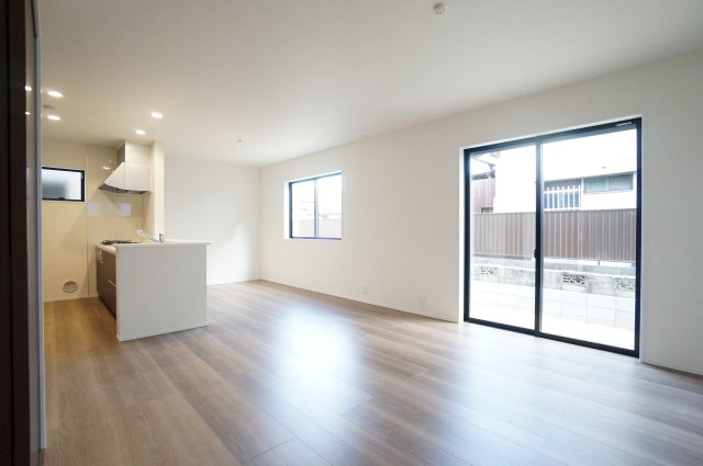 リーブルガーデン武豊町土穴　2号棟の居間・リビング|日当たり良好で明るいリビングは16.2帖と洋室4.1帖がつながり開放的！