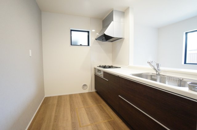 リーブルガーデン武豊町土穴　2号棟のキッチン|お料理しながら会話弾む対面キッチンは家族と顔を合わせながらお料理が出来て楽しい時間を過ごせそうです♪