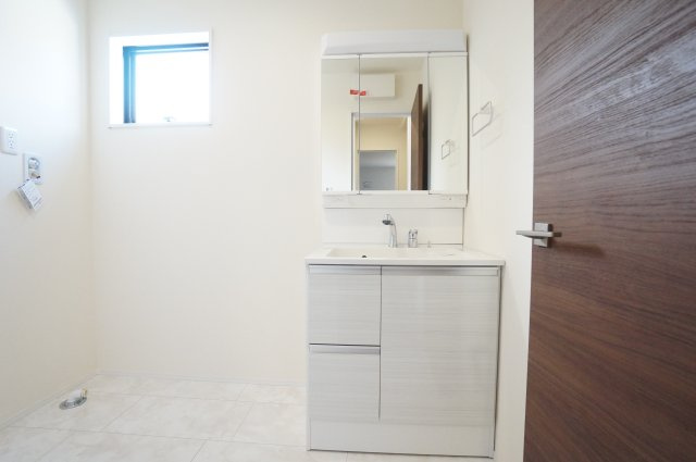 リーブルガーデン武豊町土穴　2号棟の独立洗面台|暮らしを快適に変える、シャワー付き洗面化粧台