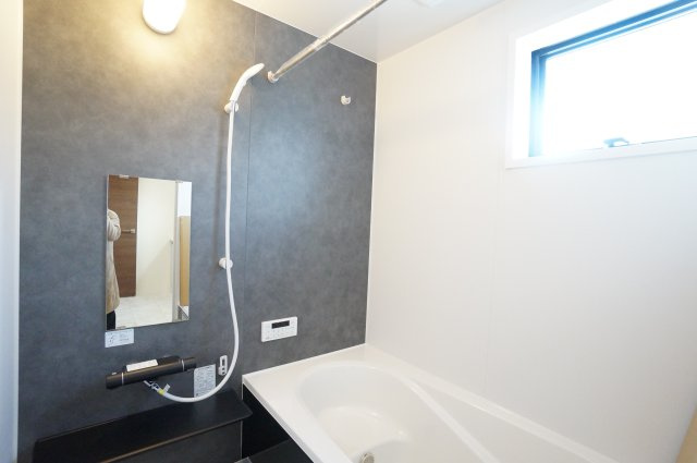 リーブルガーデン武豊町土穴　2号棟の浴室|雨の日のお洗濯に大活躍な浴室乾燥機付！広々浴室1坪タイプで一日の疲れを癒すくつろぎのバスタイム♪