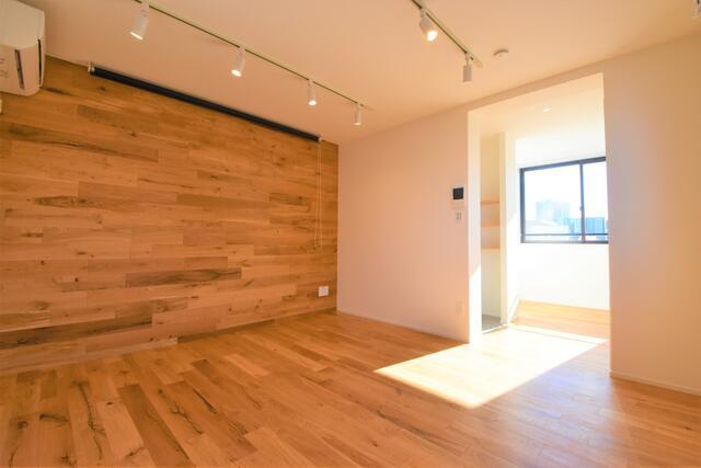 Ｇｒａｄｏ　ＫＡＭＡＴＡの洋室|壁面にも無垢のオーク材を惜し… 