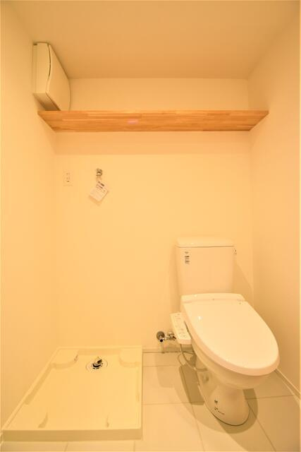 Ｇｒａｄｏ　ＫＡＭＡＴＡのトイレ|棚付きのパウダールームはコン… 