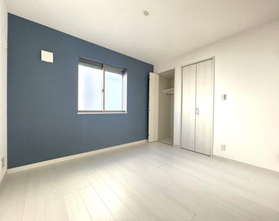 【洋室】 |  東大和市新堀 | 1階北側のアクセントクロスがある居室になります♪