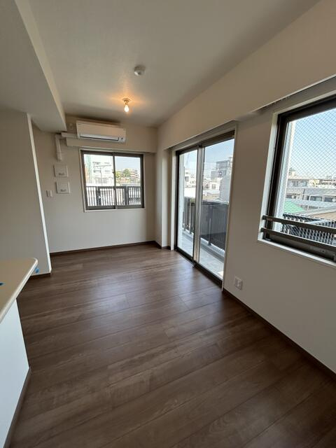 パークフロントの居間・リビング|窓が多く明るいリビング 