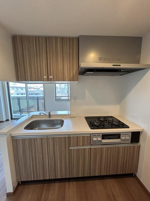 パークフロントのキッチン|カウンター付きシステムキッチン☆ガスコンロ３口