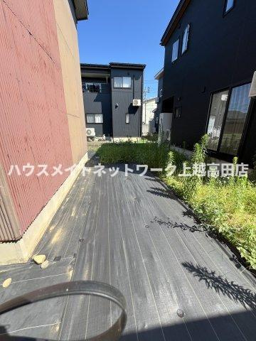寺町３丁目倉庫・車庫のその他|倉庫の右側には、防草シートが敷いて有ります。