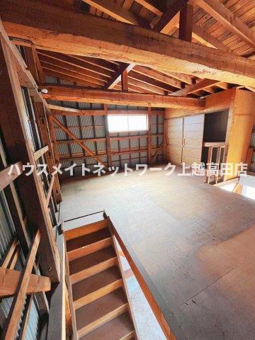 寺町３丁目倉庫・車庫の内装|２Ｆ内観　２ヶ所の吹き抜けと、収納、窓が有ります。
