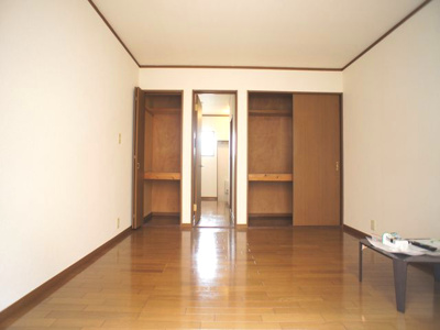 【居間・リビング】 | 桜ハイツA | 快適に過ごせるエアコンが付いています♪