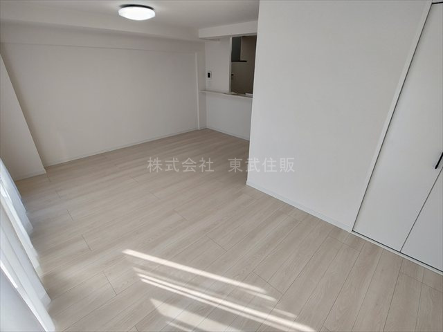 【居間・リビング】 | セザール坂戸 | こちらの15.3帖のリビングで趣味の時間をお楽しみください