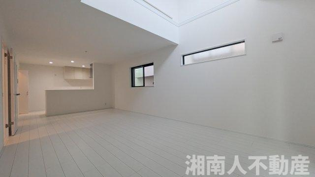 藤沢市辻堂太平台２丁目５－１１新築戸建ての居間・リビング|こちらのリビングで趣味の時間をお楽しみください
