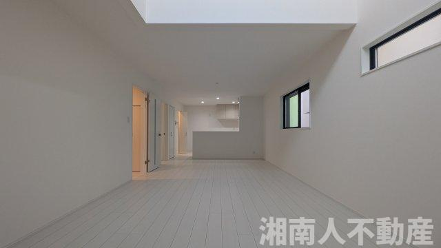 藤沢市辻堂太平台２丁目５－１１新築戸建ての居間・リビング|おしゃれな居間です