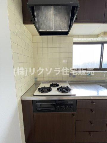 中木田町　中古一戸建てのキッチン|ビルトイン三口コンロ
■物件内覧・資金計画相談・住宅ローン相談、リフォーム相談、お問合せ受付中■
※当日・翌日のご内覧、ご相談はお電話でのお問合せがスムーズです！