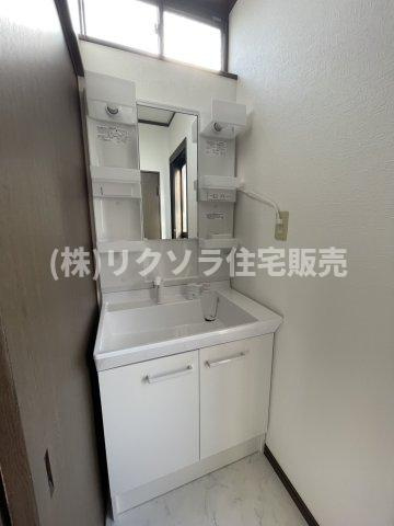 中木田町　中古一戸建ての独立洗面台|■物件内覧・資金計画相談・住宅ローン相談、リフォーム相談、お問合せ受付中■
※当日・翌日のご内覧、ご相談はお電話でのお問合せがスムーズです！