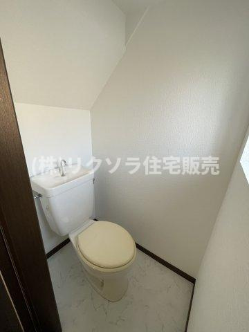 中木田町　中古一戸建てのトイレ|1階
■物件内覧・資金計画相談・住宅ローン相談、リフォーム相談、お問合せ受付中■
※当日・翌日のご内覧、ご相談はお電話でのお問合せがスムーズです！