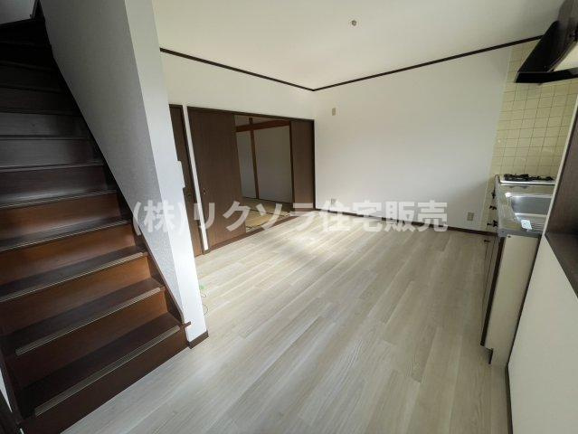 中木田町　中古一戸建ての居間・リビング|LDK8.0帖
■物件内覧・資金計画相談・住宅ローン相談、リフォーム相談、お問合せ受付中■
※当日・翌日のご内覧、ご相談はお電話でのお問合せがスムーズです！