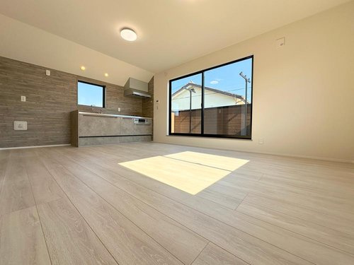 【居間・リビング】 |  東大和市新堀２丁目 | 3面採光の2階リビングで、陽当・通風・開放感良好です！