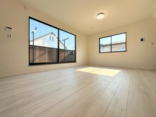 【居間・リビング】 |  東大和市新堀２丁目 | 2階にリビングを設置することで道路や外からの視線が届きにくい、プライバシー性の高いリビングでゆっくりと寛ぐことができます。